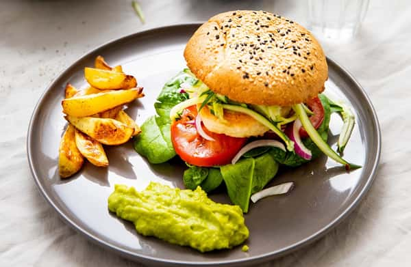 Fiskeburger av torsk og sei med guacamole og meksikansk agurksalat