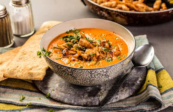 Hjemmelaget søtpotetsuppe med kylling og nøtter