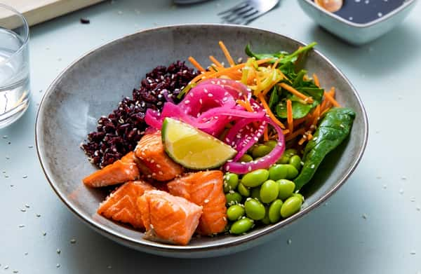 Poke bowl med ørret, edamamebønner, svart ris og ponzusaus