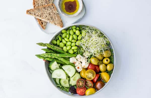 Lunsjsalat  med brød og oljedressing  - 330 kcal