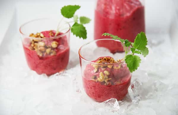 Bringebærsmoothie med sprø nøttetopping