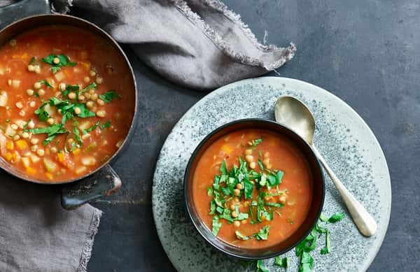 Grønnsakssuppe med linser og langbrød