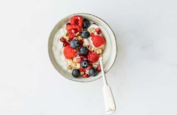 Yoghurt og cottage cheese med granola og bær