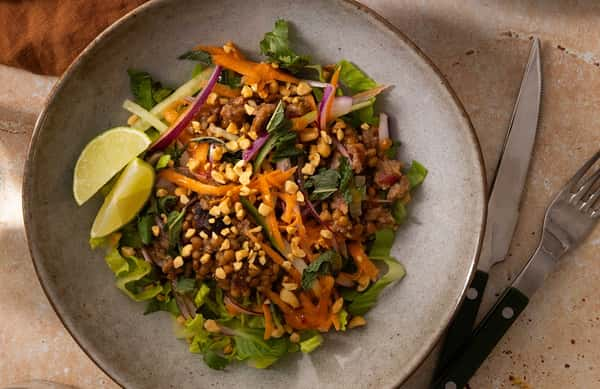 Vietnamesisk inspirert salat med kjøttdeig, lettsyltede grønnsaker, mynte og peanøtter