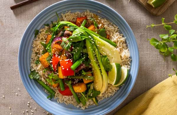 Vegetarisk stir fry med tofu, koriander, ingefær, pak choy og fullkornsris