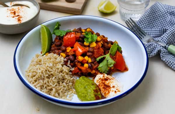 Vegetarisk chili sin carne med fullkornsris, avokadohummus og koriander