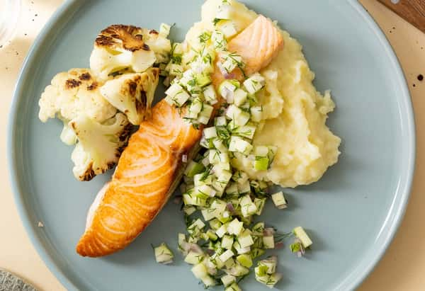 Laksefilet med eple- og dillvinaigrette, farget blomkål og potetmos