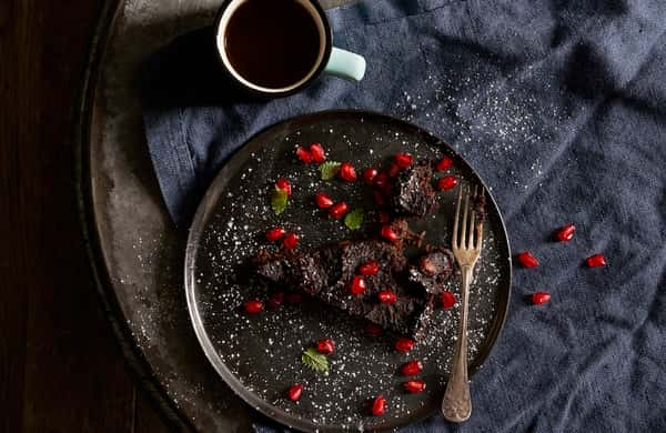 Brownie med søtpotet og dadler