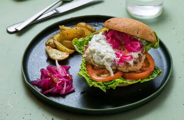 Lamme- og svineburger med epletzatziki og rødløk- og chilirellish