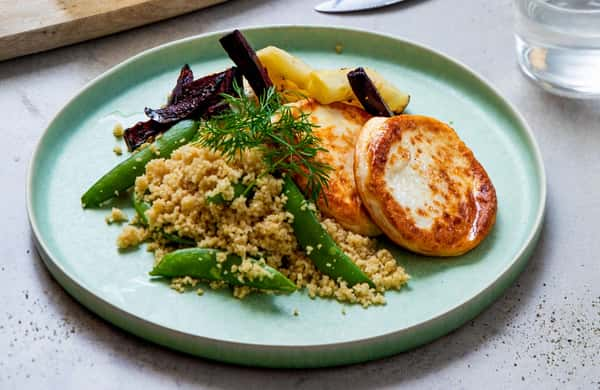 Fiskekaker med rotfries, couscous og dilldressing