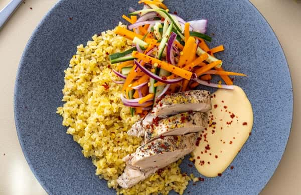 Sous vide-kyllingfilet med ingefærsyltede grønnsaker, bulgur og soyamajones