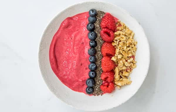 Smoothiebowl med bringebær, havregryn og chiafrø