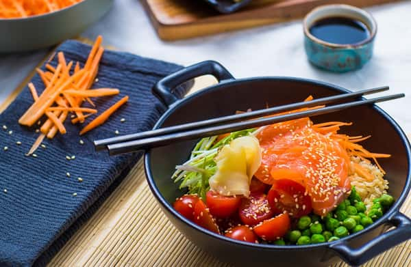 Sashimibowl med lakseloin, fullkornsris, syltet ingefær og ponzusaus