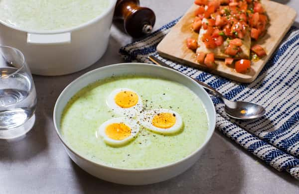 Brokkoli- og purreløksuppe med bruschetta og egg