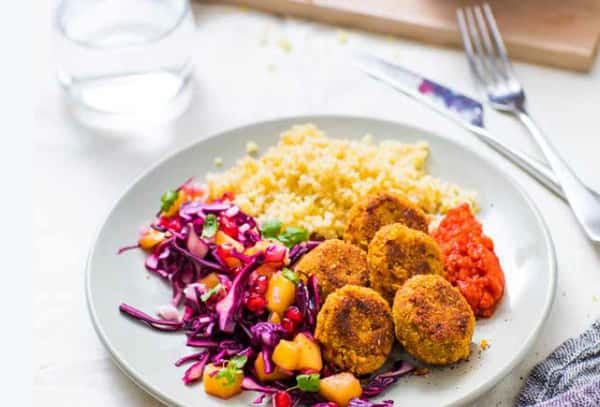 Hjemmelaget crispy falafel med bulgur, rødkålsalat og bakt paprikadressing